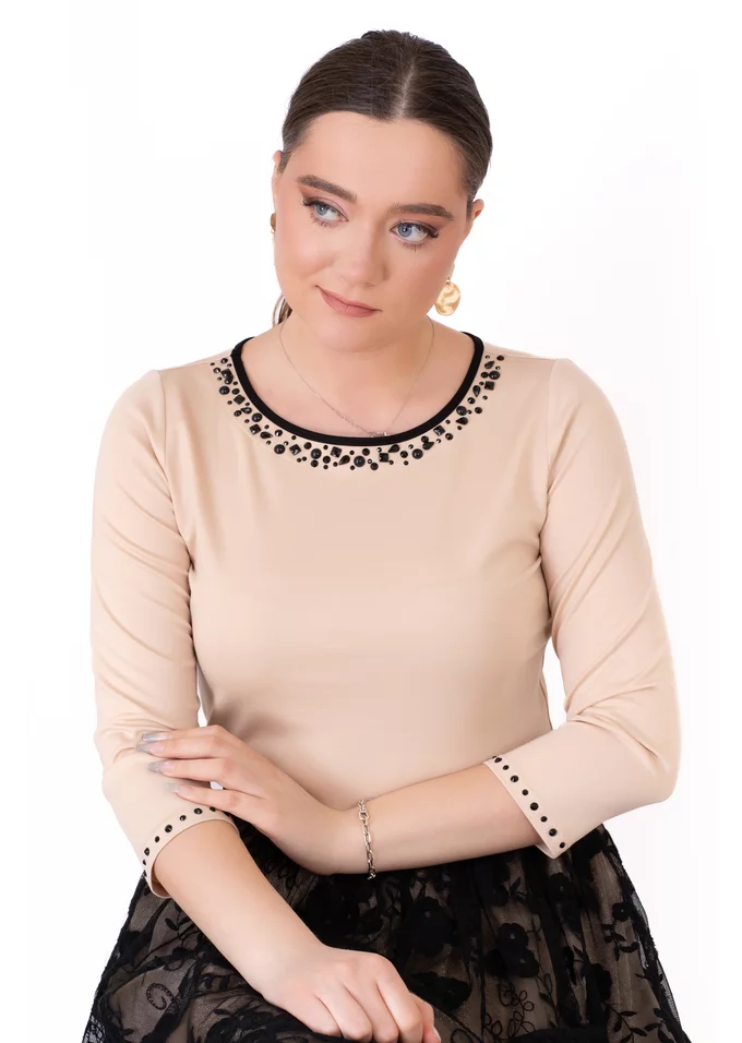 Bluza eleganta cream decorata cu colier din strasuri in contrast