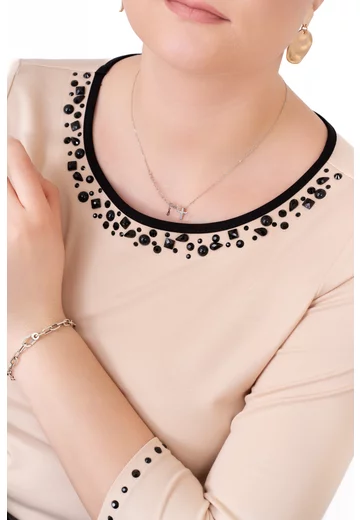 Bluza eleganta cream decorata cu colier din strasuri in contrast