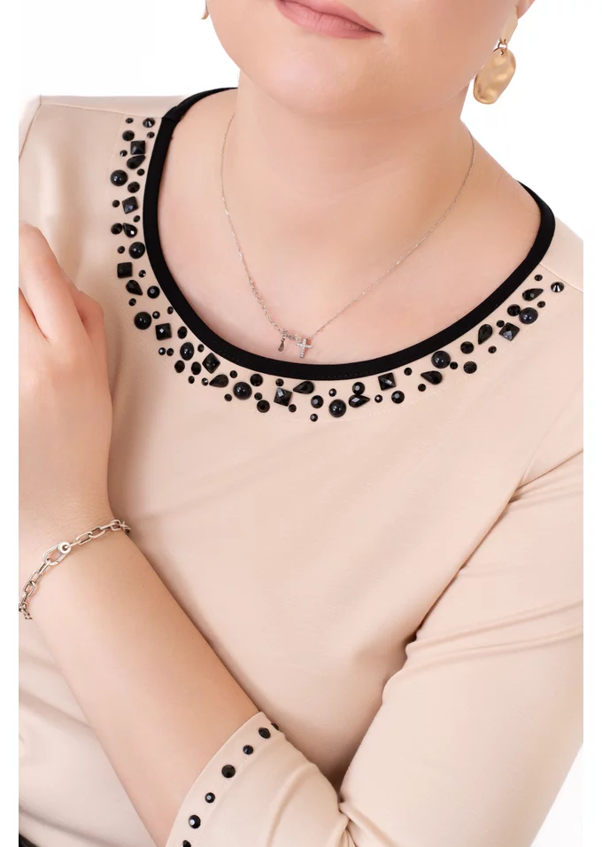 Bluza eleganta cream decorata cu colier din strasuri in contrast