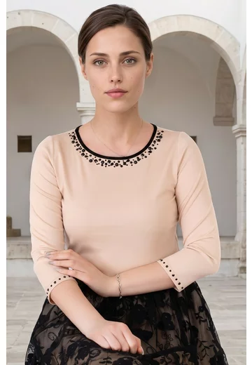Bluza eleganta cream decorata cu colier din strasuri in contrast
