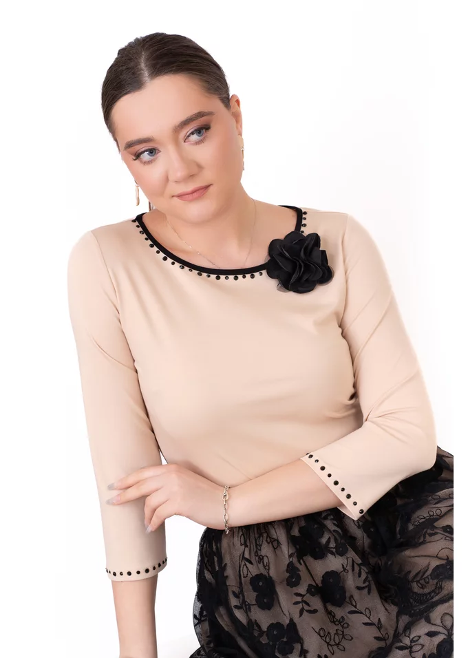 Bluza eleganta cream decorata cu colier din strasuri si floarte