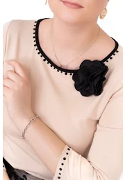 Bluza eleganta cream decorata cu colier din strasuri si floarte