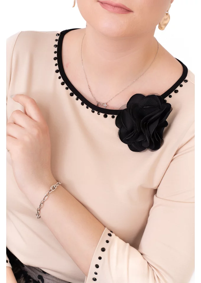 Bluza eleganta cream decorata cu colier din strasuri si floarte