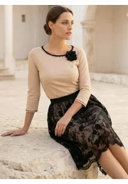 Bluza eleganta cream decorata cu colier din strasuri si floarte