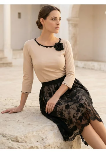 Bluza eleganta cream decorata cu colier din strasuri si floarte