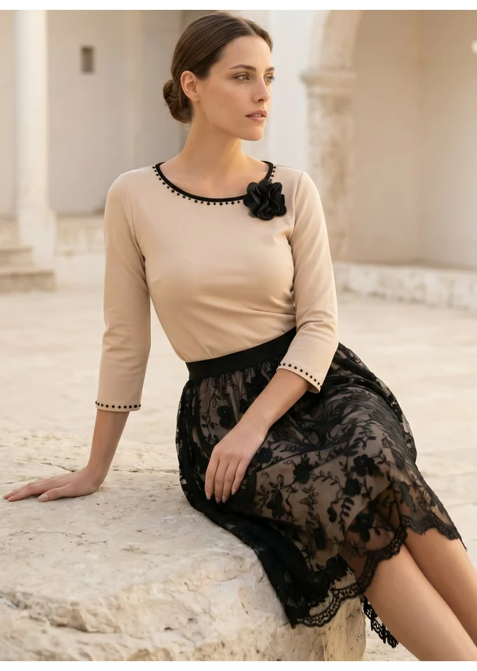 Bluza eleganta cream decorata cu colier din strasuri si floarte
