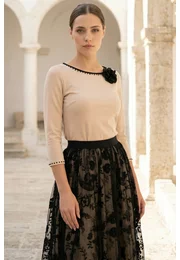 Bluza eleganta cream decorata cu colier din strasuri si floarte
