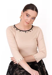 Bluza eleganta cream decorata cu colier din strasuri si perle