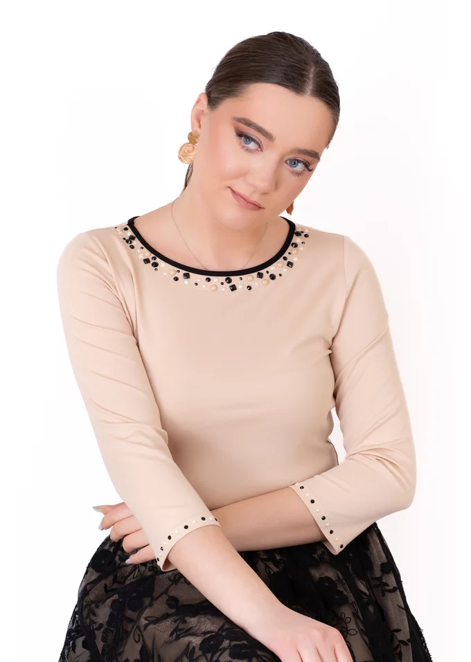 Bluza eleganta cream decorata cu colier din strasuri si perle