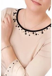 Bluza eleganta cream decorata cu colier din strasuri si perle