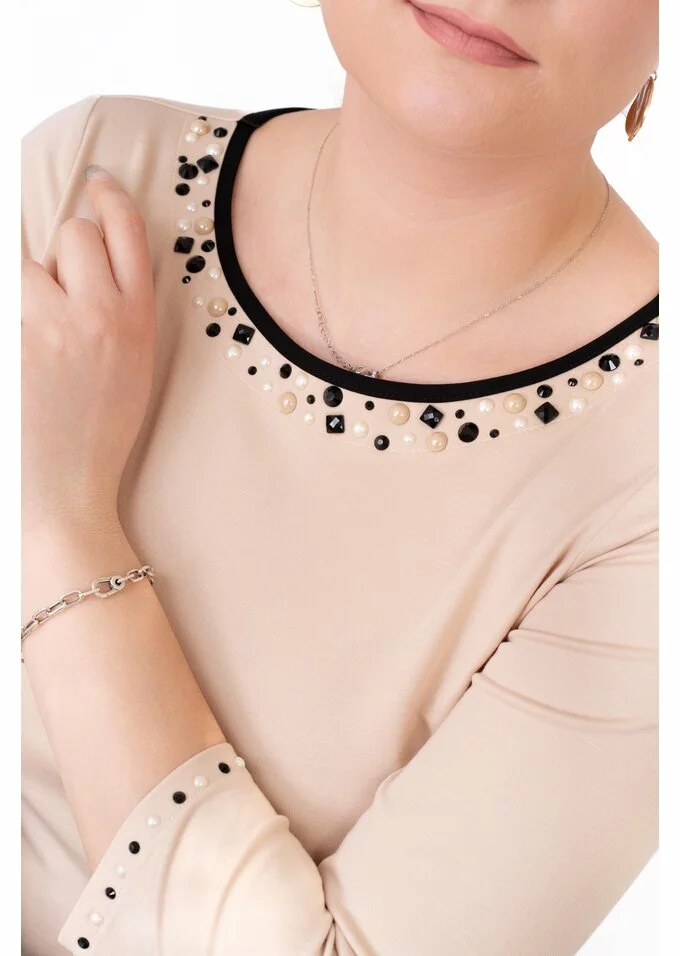 Bluza eleganta cream decorata cu colier din strasuri si perle