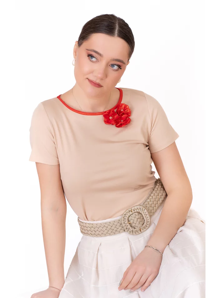Bluza eleganta cream decorata cu flori in contrast