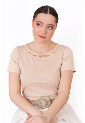 Bluza eleganta cream decorata cu pietre si perle  in contrast