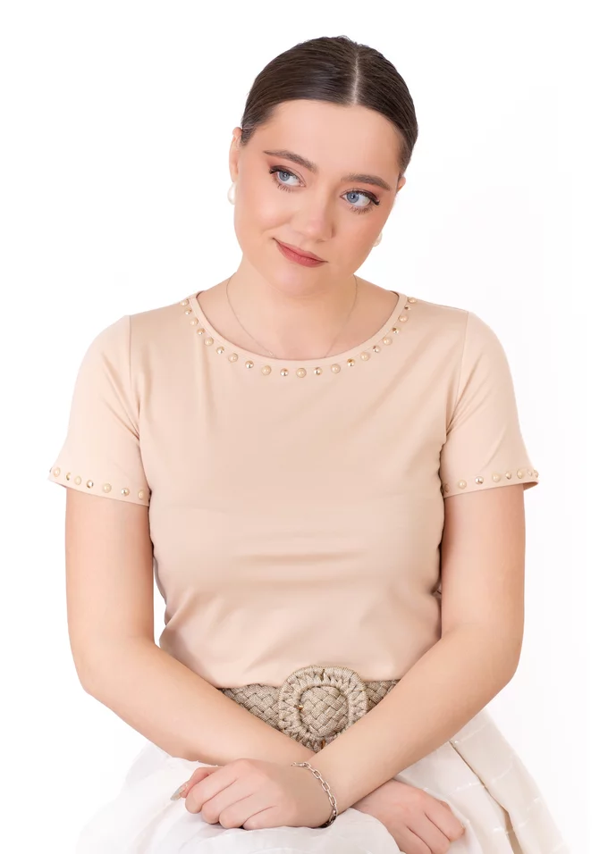 Bluza eleganta cream decorata cu strasuri