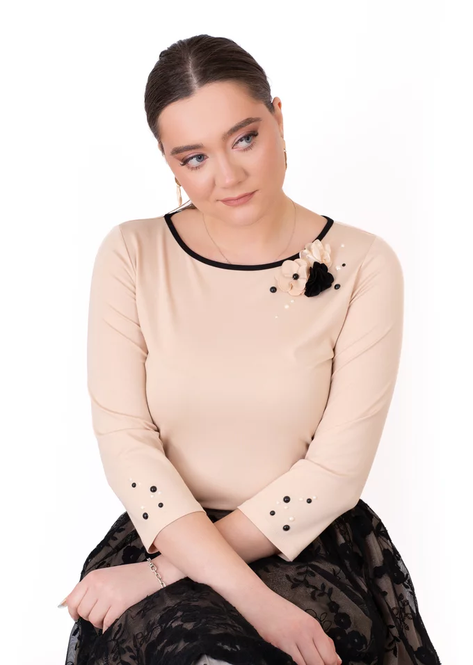 Bluza eleganta cream decorata cu strasuri si flori