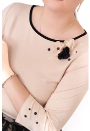 Bluza eleganta cream decorata cu strasuri si flori
