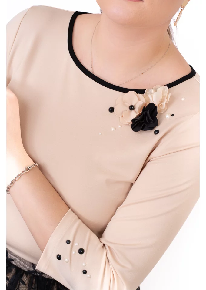 Bluza eleganta cream decorata cu strasuri si flori