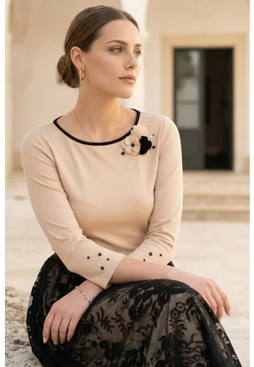 Bluza eleganta cream decorata cu strasuri si flori