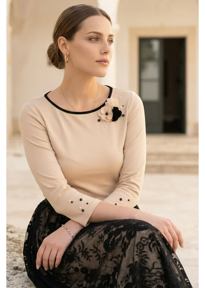 Bluza eleganta cream decorata cu strasuri si flori