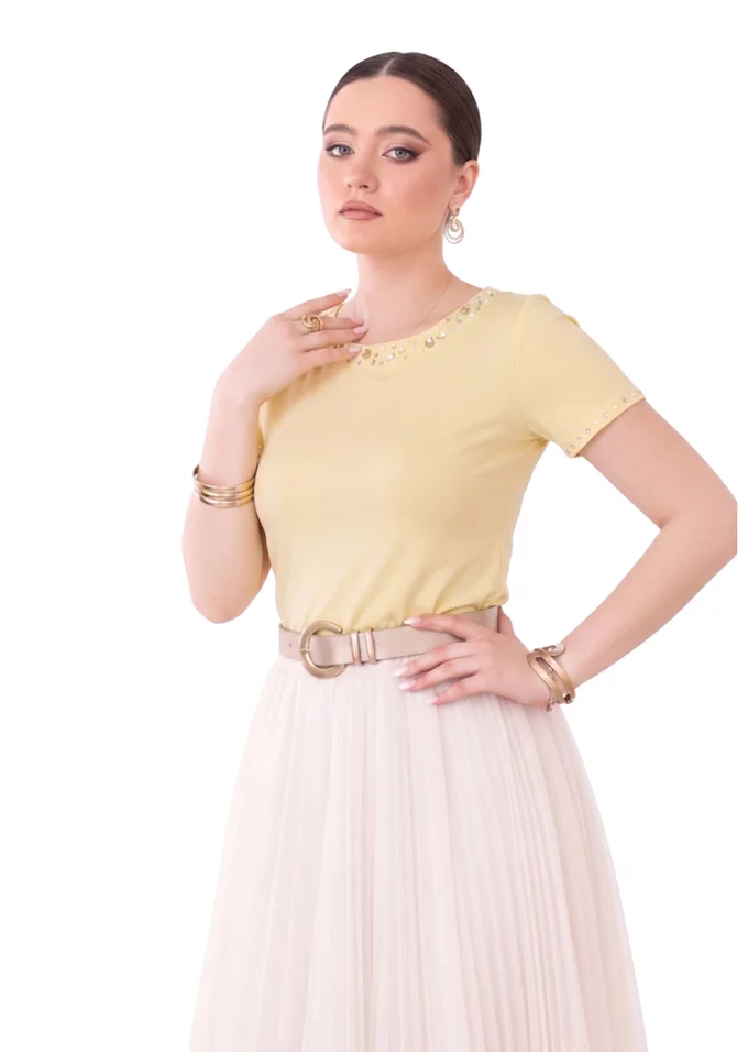 Bluza eleganta cu maneca scurta galben pudra cu colier din strasuri si perle