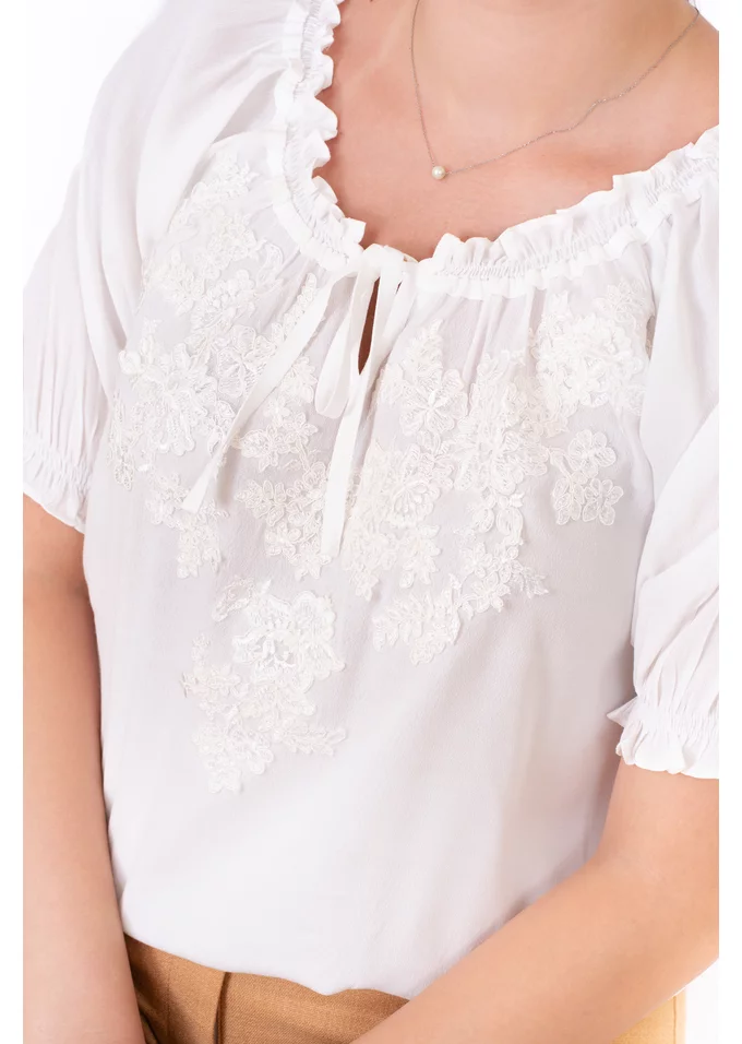 Bluza eleganta decorata cu broderie ton in ton