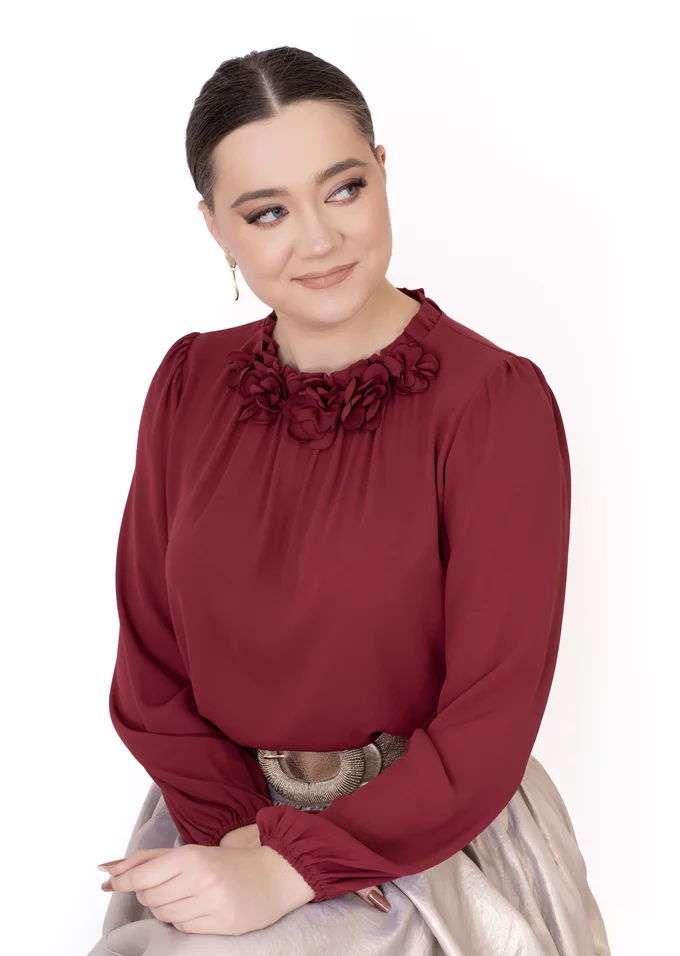 Bluza eleganta grena decorata cu colier din flori