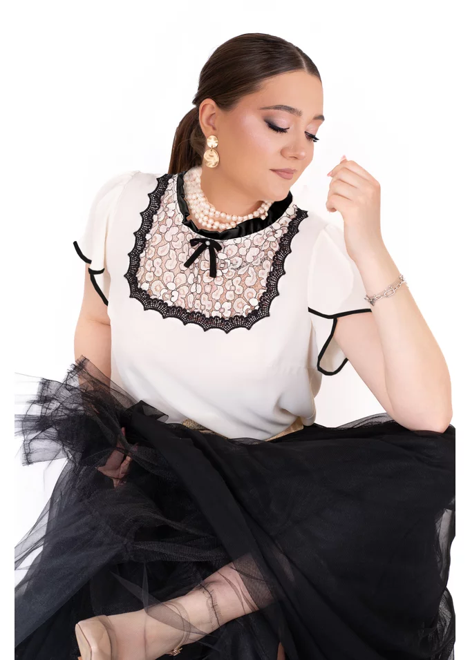 Bluza eleganta ivory accesorizata cu broderie si fundita