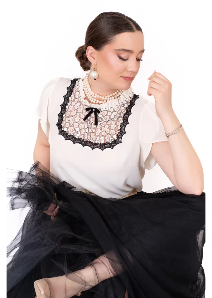 Bluza eleganta ivory accesorizata cu broderie si fundita