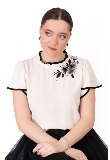 Bluza eleganta ivory cu volanas si detalii elegante in contrast