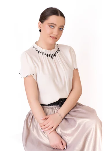 Bluza eleganta ivory decorata cu pietre in contrast