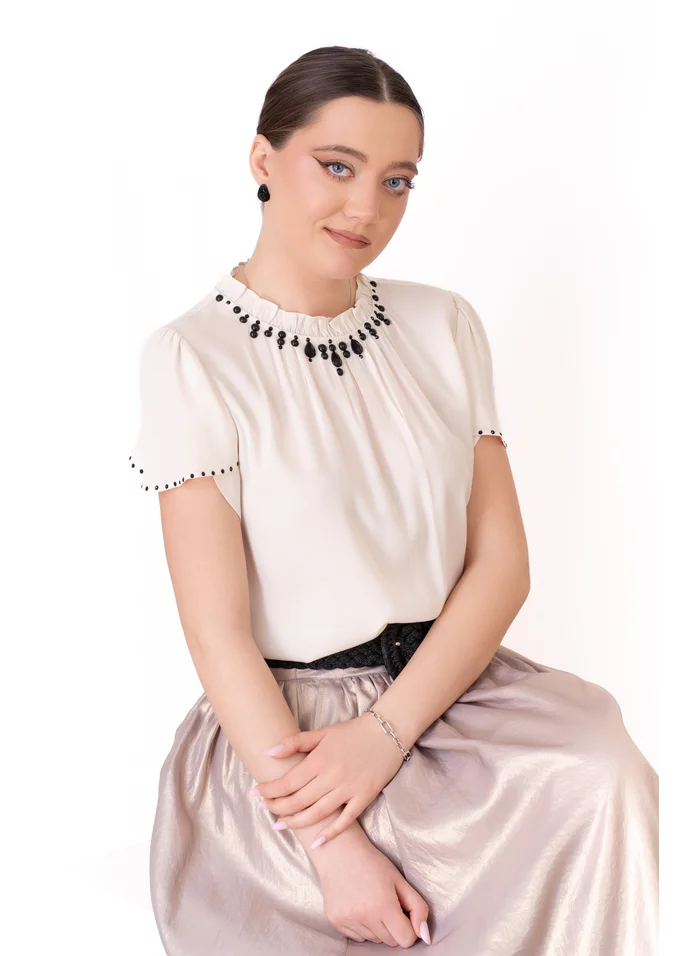 Bluza eleganta ivory decorata cu pietre in contrast