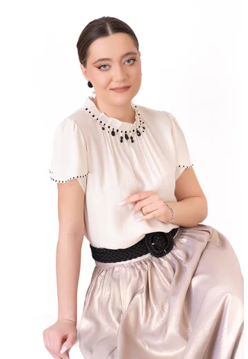 Bluza eleganta ivory decorata cu pietre si strasuri