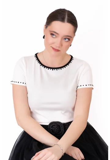 Bluza eleganta ivory decorata cu strasuri in contrast
