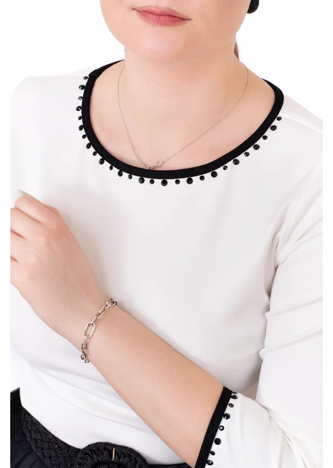 Bluza eleganta ivory decorata cu strasuri in contrast