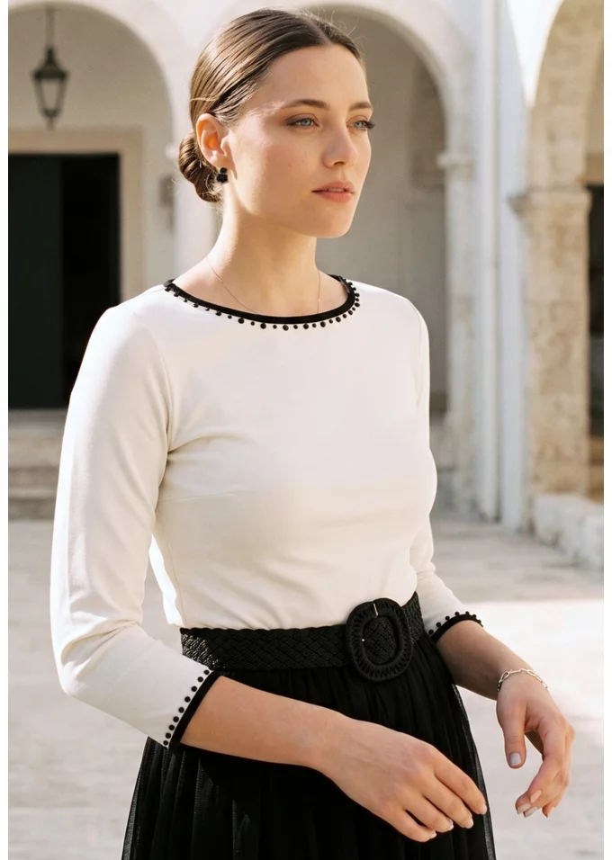 Bluza eleganta ivory decorata cu strasuri in contrast