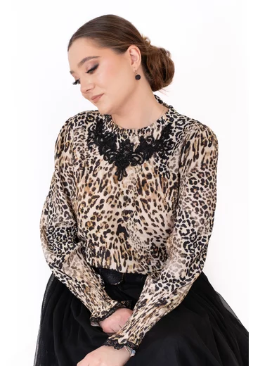 Bluza eleganta Leopard Allure accesorizata cu broderie