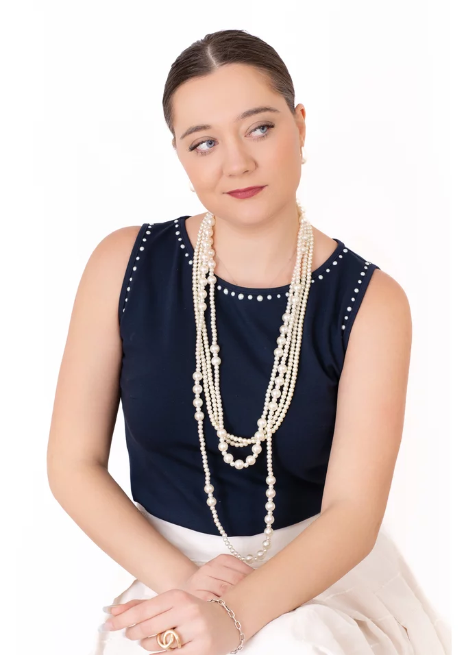 Bluza eleganta navy fara maneci accesorizata cu perle