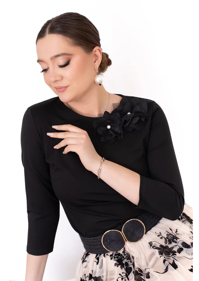 Bluza eleganta neagra accesorizata cu flori si perle