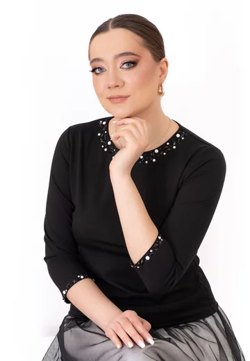 Bluza eleganta neagra accesorizata cu pietre si perle