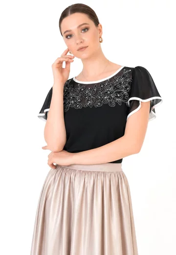 Bluza eleganta neagra accesorizata cu voal si dantela in contrast