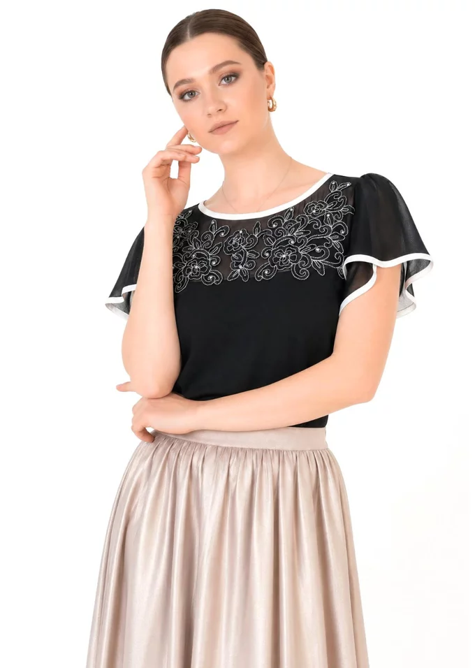 Bluza eleganta neagra accesorizata cu voal si dantela in contrast