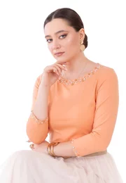 Bluza eleganta peach cu colier din strasuri si perle