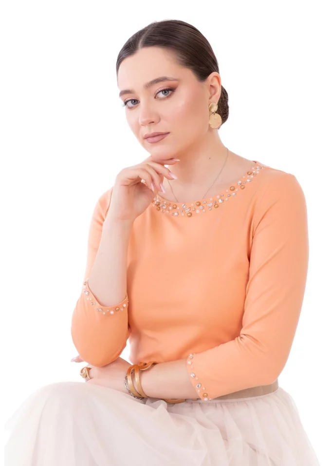 Bluza eleganta peach cu colier din strasuri si perle