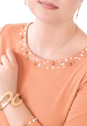 Bluza eleganta peach cu colier din strasuri si perle