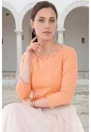 Bluza eleganta peach cu colier din strasuri si perle