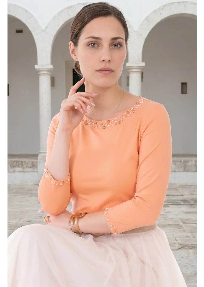 Bluza eleganta peach cu colier din strasuri si perle