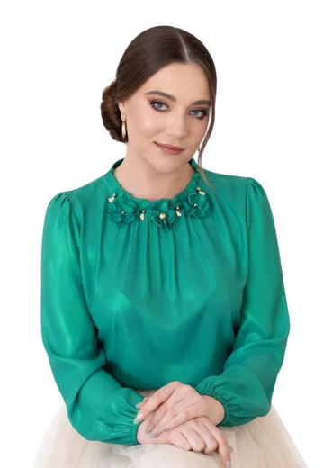 Bluza eleganta verde jad sidefat decorata cu flori si strasuri