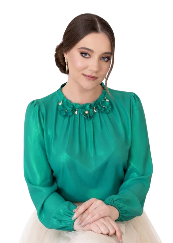 Bluza eleganta verde jad sidefat decorata cu flori si strasuri