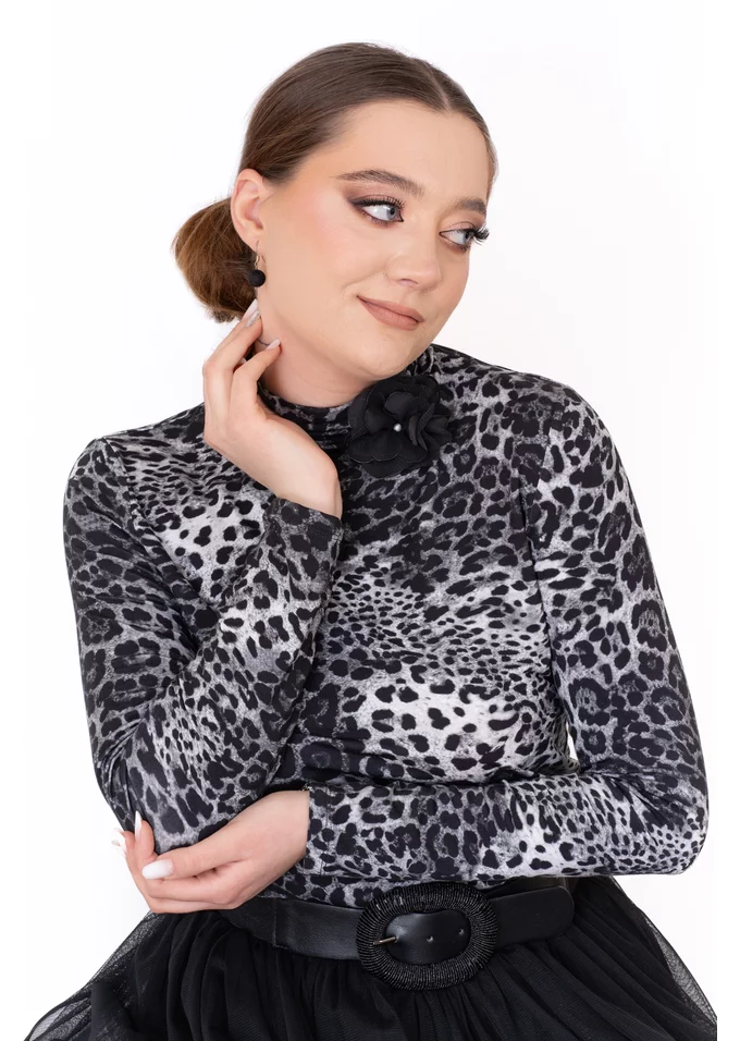 Bluza gray animal print accesorizata cu floare