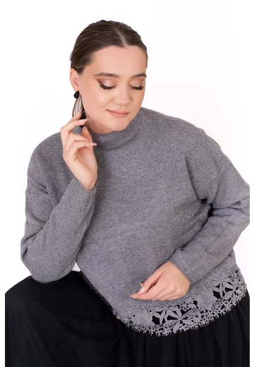 Bluza gri accesorizata cu broderie ton in ton